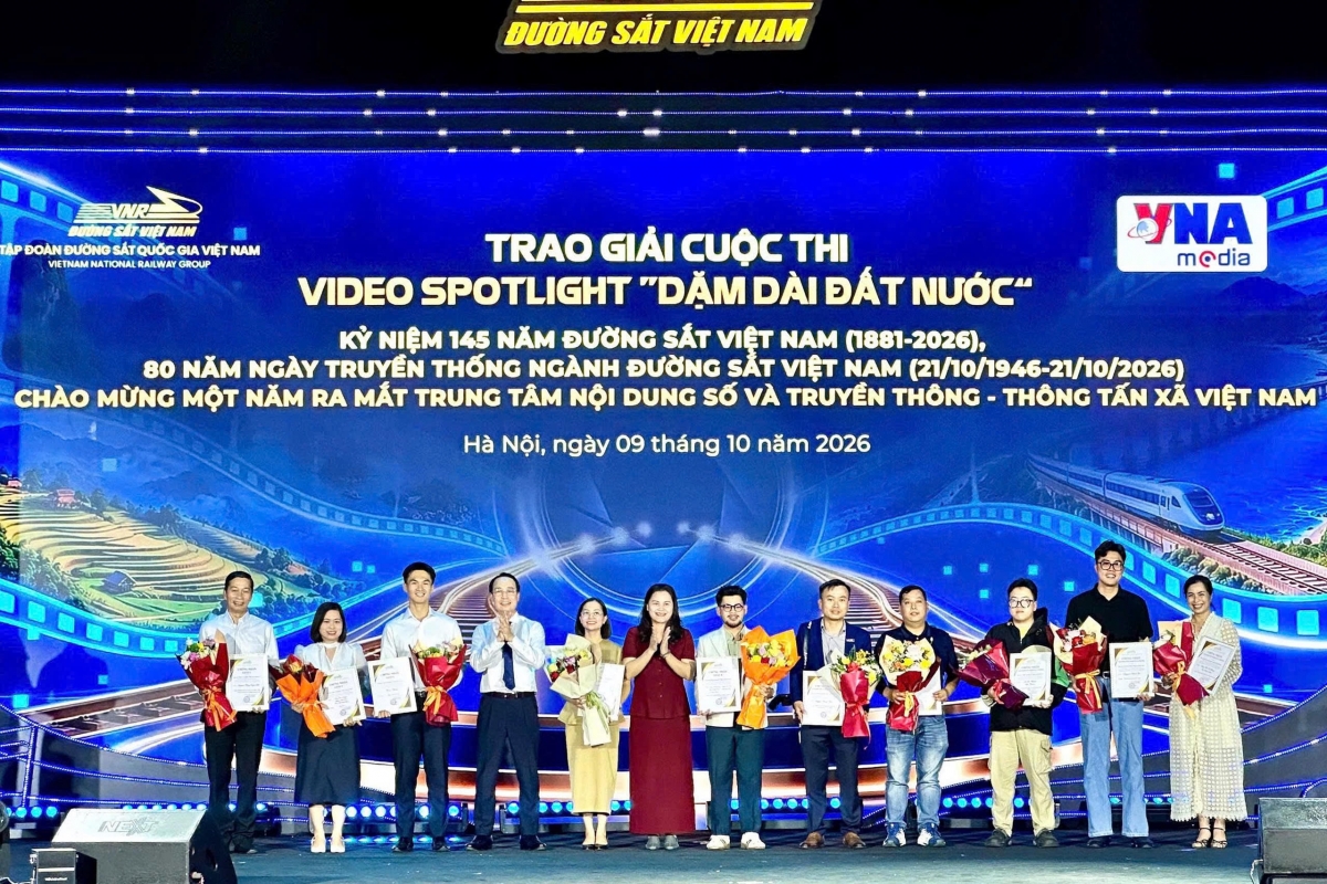 Những tác giả đoạt giải cuộc thi Video Spotlight “Dặm dài đất nước”.