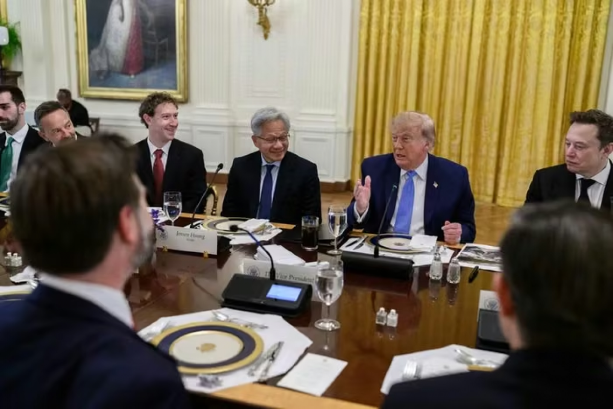 Ông Trump họp cùng các lãnh đạo công nghệ hôm 29/9. Ảnh: WH