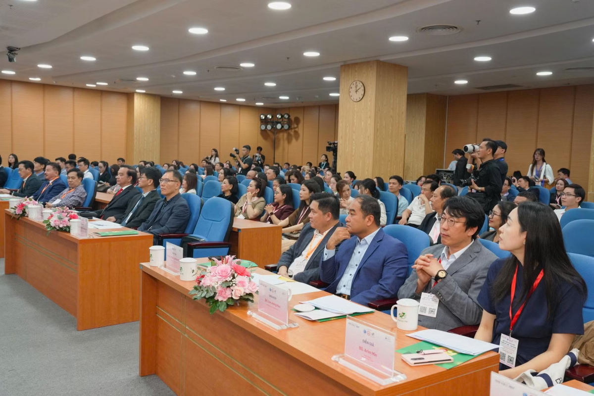 Hội thảo thu hút nhiều bác sĩ và đại biểu chuyên ngành thẩm mỹ đến tham dự.