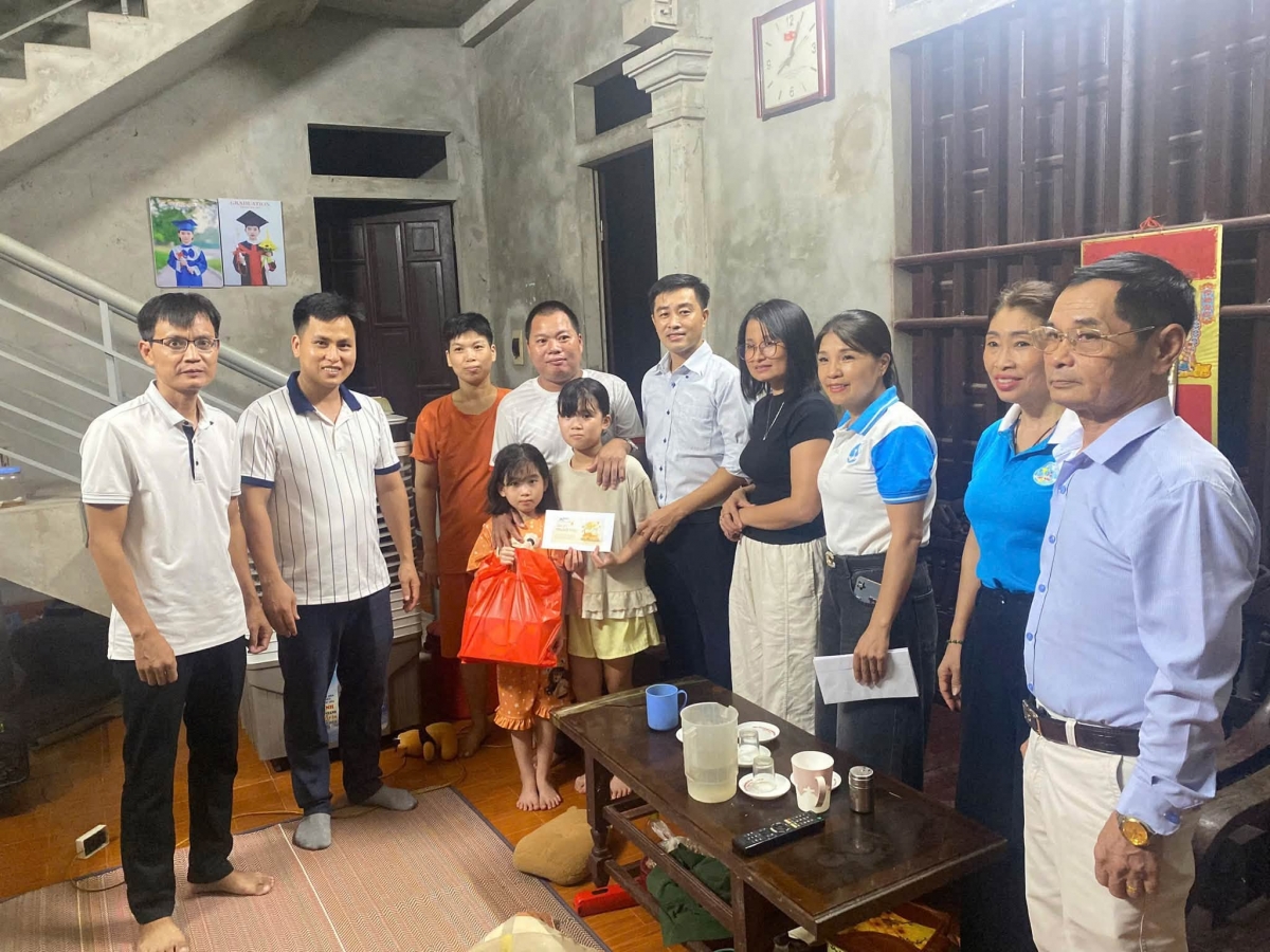 Hội Liên hiệp Phụ nữ phường Yên Nghĩa quan tâm đến các em có hoàn cảnh khó khăn
