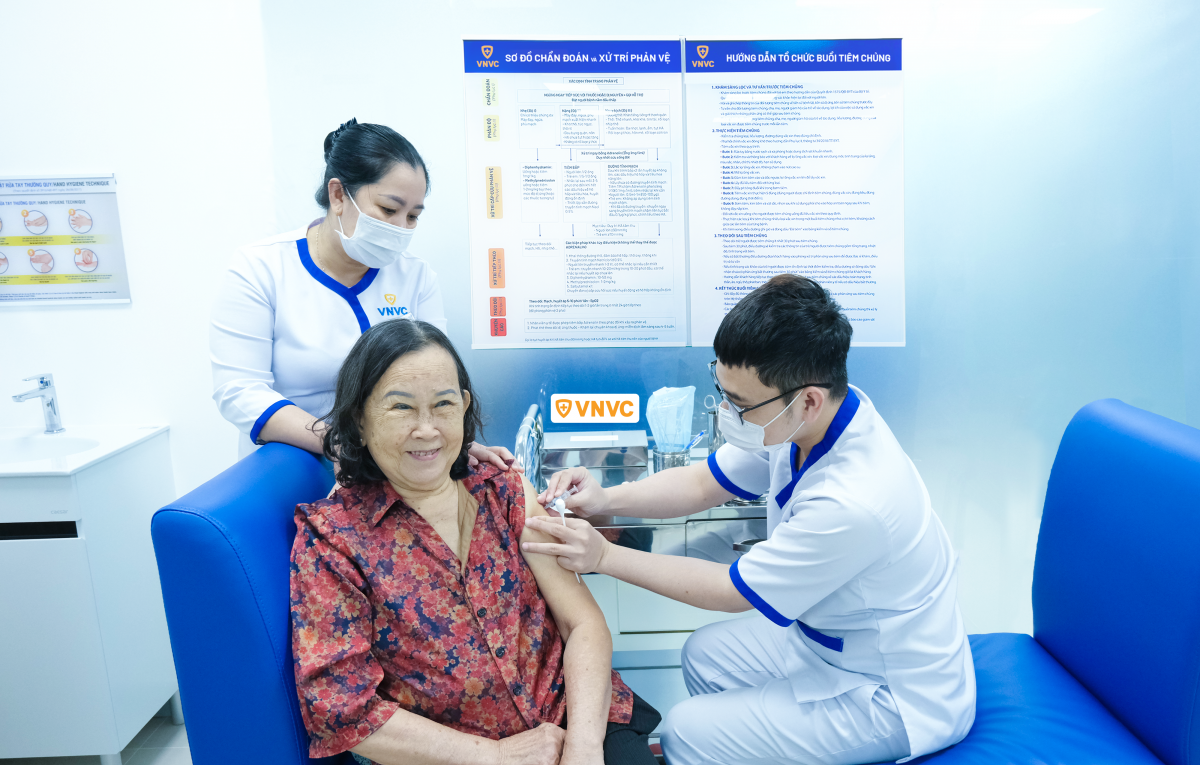 Gần 10 năm qua, Hệ thống Tiêm chủng VNVC tiên phong triển khai tiêm chủng cho người cao tuổi Việt Nam, giúp hàng triệu người chủ động phòng bệnh, giảm nguy cơ biến chứng do các bệnh truyền nhiễm.