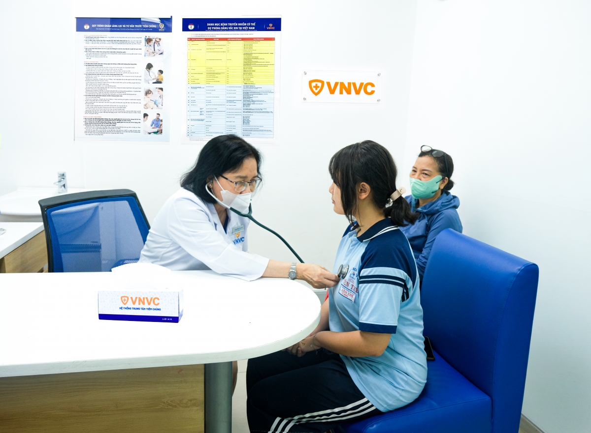 Vắc xin cúm dạng xịt nhận được sự quan tâm lớn của các bậc phụ huynh trong ngày đầu ra mắt tại gần 300 Trung tâm tiêm chủng VNVC toàn quốc