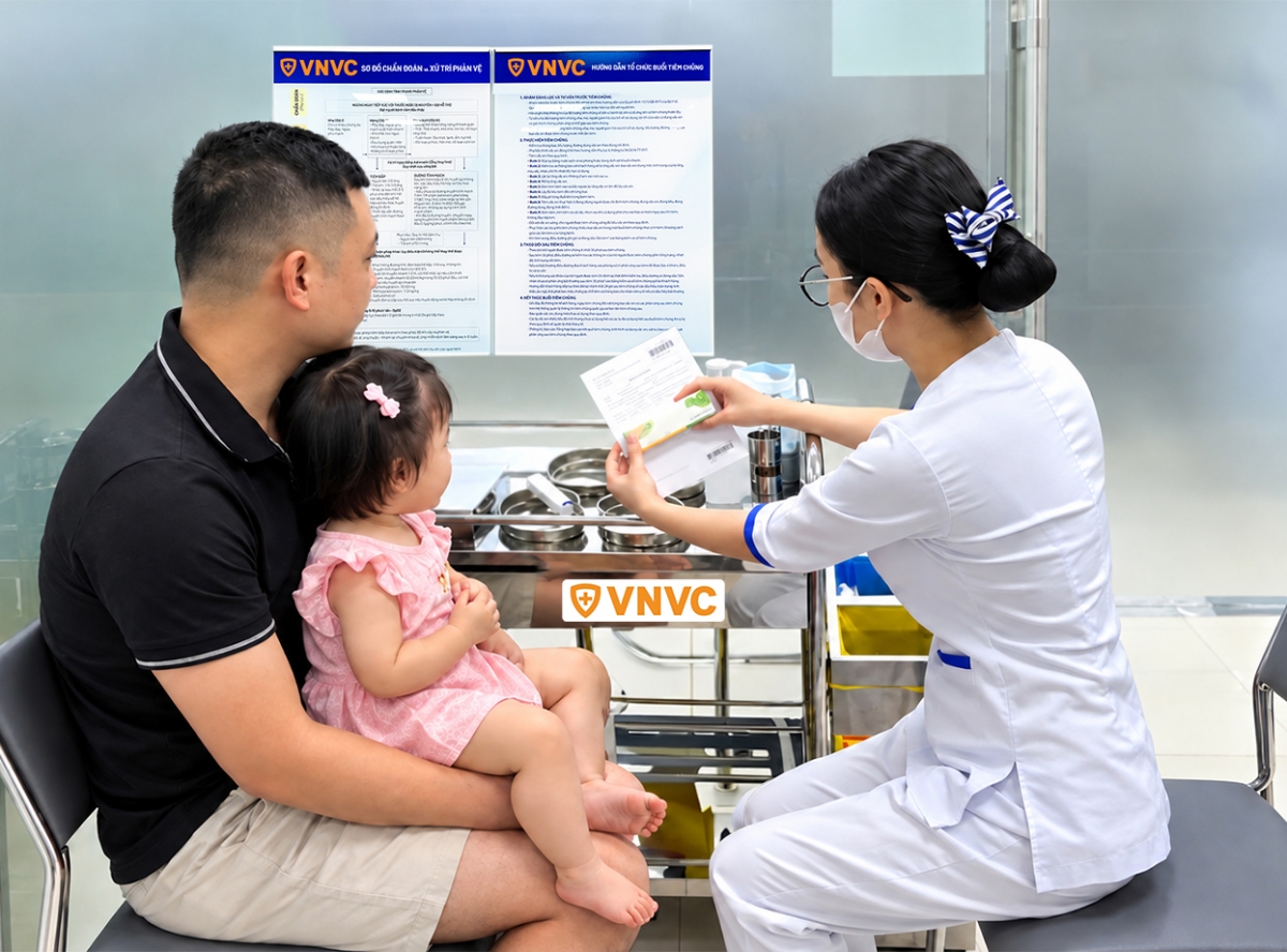 Vợ chồng chị Bùi Yến Phương (Tuyên Quang) đưa con gái 22 tháng tuổi đến trung tâm VNVC cách nhà khoảng 1 km để tiêm vắc xin tay chân miệng sáng 9/10.