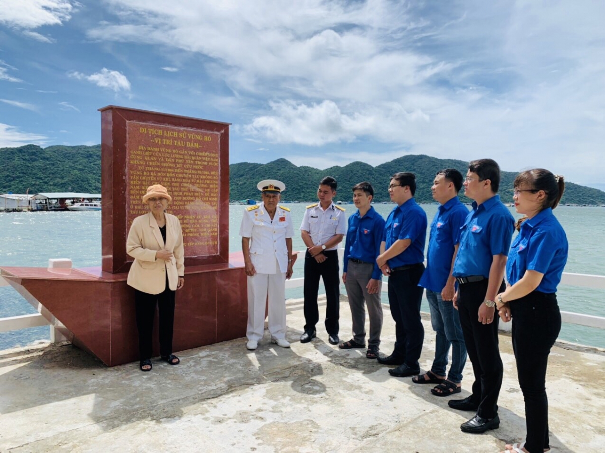 AHLLVT Hồ Đắc Thạnh (Thuyền trưởng Tàu không số), cô giao liên Nguyễn Thị Tảng kể chuyện Tàu không số cho thế hệ trẻ tại Khu di tích lịch sử Vũng Rô