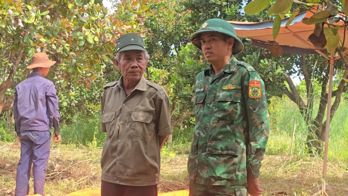 Ông Siu Pich cũng thường xuyên ra thăm lực lượng chức năng làm nhiệm vụ tìm kiếm quy tập hài cốt liệt sĩ tại rẫy điều nhà mình.