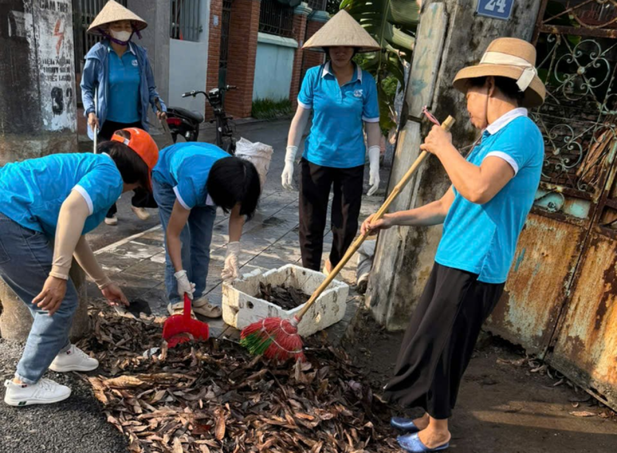 Người dân Hà Nội thu gom rác, giữ gìn vệ sinh môi trường.