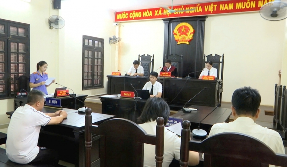 Quang cảnh đại diện VKSND khu vực 8 - Hà Nội công bố quyết định khởi kiện tại phiên tòa. Ảnh: Báo BVPL