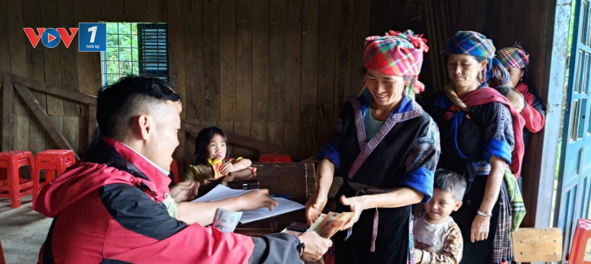 nguoi_dan_mu_cang_chai_nhan_tien_qua_tet_doc_lap_20250901161505.jpg