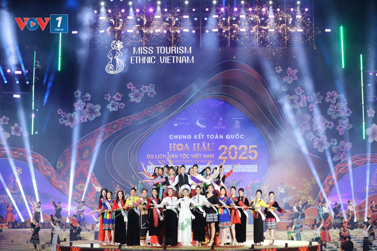 2_30_thi_sinh_dai_dien_cho_cac_nen_van_hoa_da_dang_cua_dong_bao_cac_dan_toc_viet_nam_lan_luot_trai_qua_3_phan_thi_tren_san_khau_20251116001608.jpg