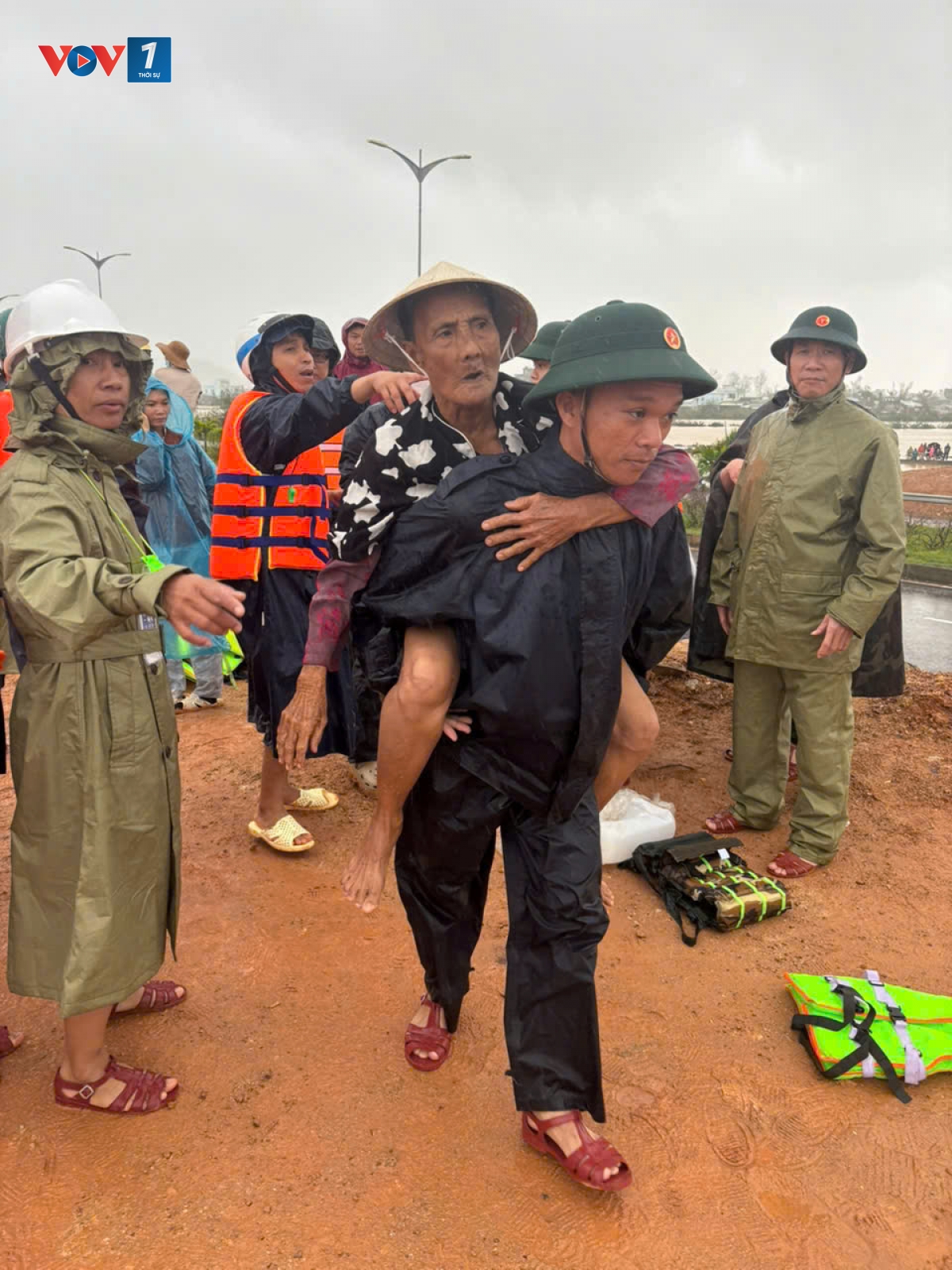 tren_500_nguoi_dan_va_hang_nghin_ho_o_vung_lu_co_lap_da_duoc_dua_toi_noi_an_toan._anh_thanh_binh.jpg